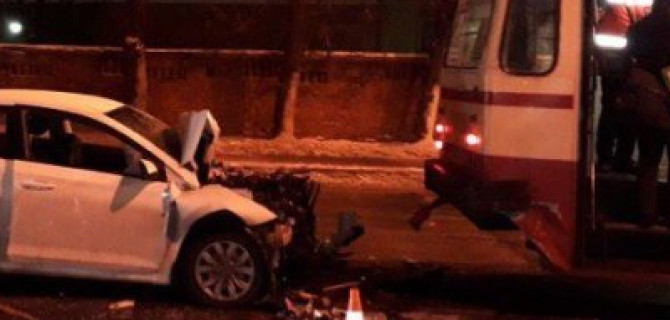 В Петербурге в ДТП с трамваем погиб водитель иномарки