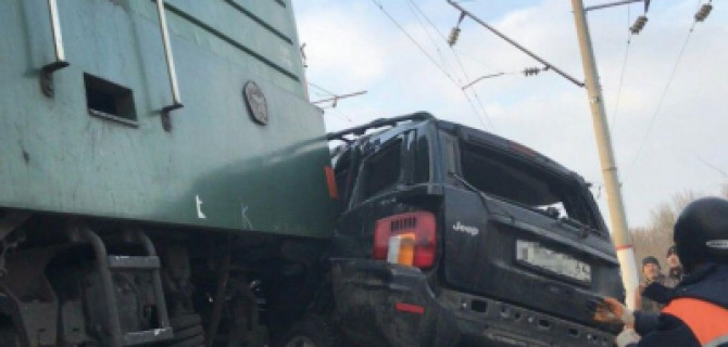 В Саратовской области поезд протаранил Jeep – погибли два человека