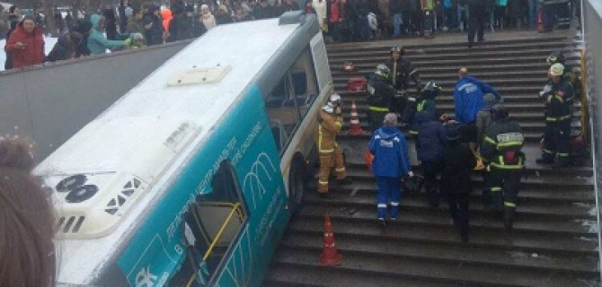 В результате съезда автобуса в переход в Москве погибли люди