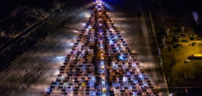 Калининградцы показали ёлку с гирляндами из пожарных машин и звездой из машин ГИБДД