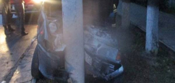 В Ростовской области ВАЗ врезался в столб: пострадали двое детей