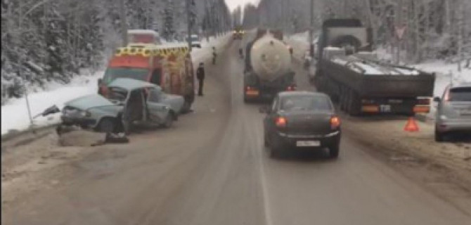 В массовом ДТП на трассе в Прикамье погибли два человека