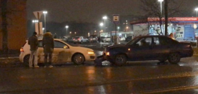 В Петербурге произошло серьёзное ДТП: две легковушки не разъехались на выезде из гипермаркета