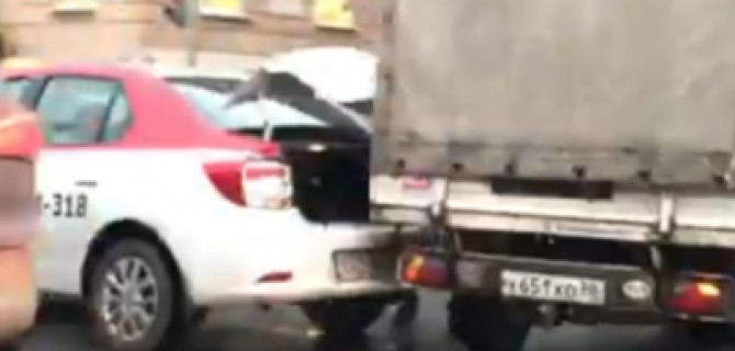 В Петербурге фургон и легковушка столкнулись на повороте задними частями кузовов