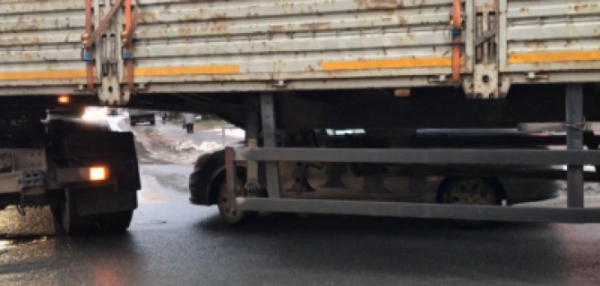 В Петербурге попытка обгона фургона справа привела к ДТП