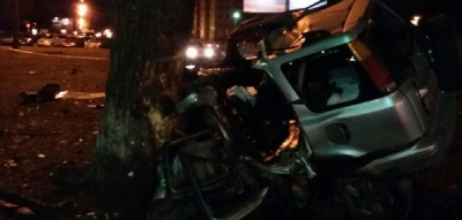 В Пскове иномарка врезалась в дерево – погибли три молодых человека