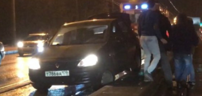 В Санкт-Петербурге Renault Logan запрыгнул на разделительный барьер