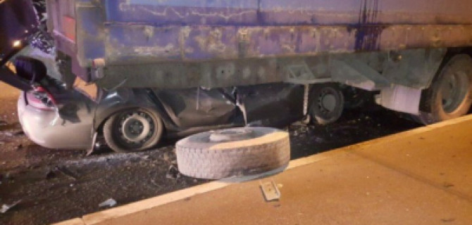 В Петербурге иномарка влетела под грузовик: водитель погиб