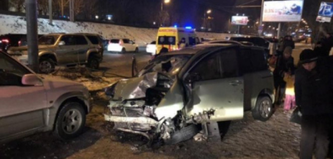 Во Владивостоке в массовом ДТП погибла девушка