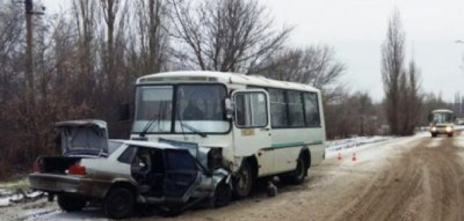 В Воронеже ПАЗ раздавил легковушку: пострадали три человека
