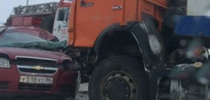 Под Казанью столкнулись Chevrolet и "КамАЗ", среди пострадавших есть дети