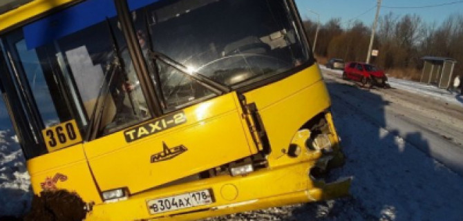 В Петергофе легковушка столкнула в кювет автобус