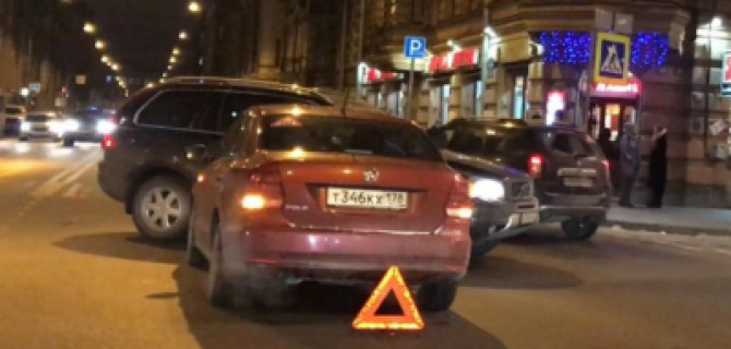 Авария в Санкт-Петербурге - Volvo и Volkswagen не пропустили друг друга на улице Некрасова