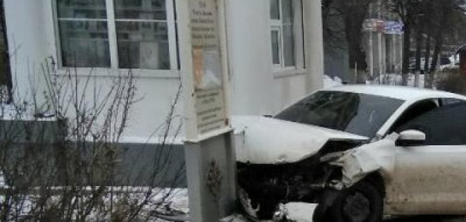 В Иванове автомобиль после ДТП сбил двух пешеходов и чуть не врезался в храм