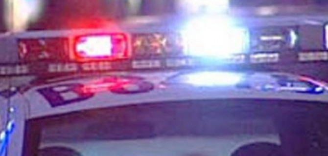 Автомобиль чуть не снес остановку в Москве