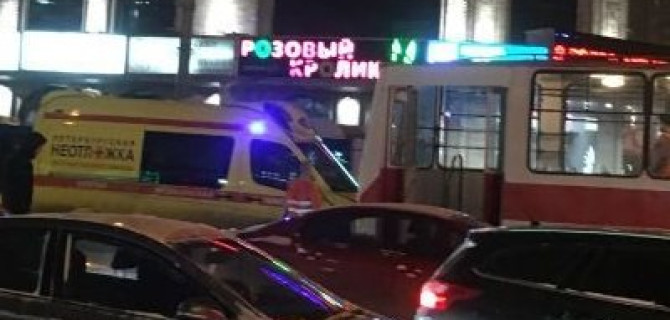 В Петербурге «скорая» врезалась в трамвай