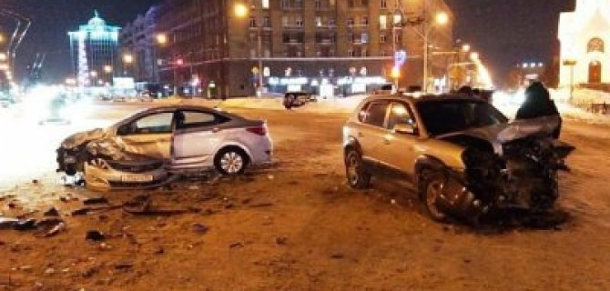 В Новосибирске в ДТП с двумя Hyundai пострадал водитель