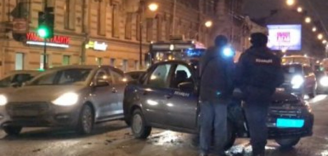 Из-за ДТП с участием машины полиции в Петербурге перекрыли Литейный проспект