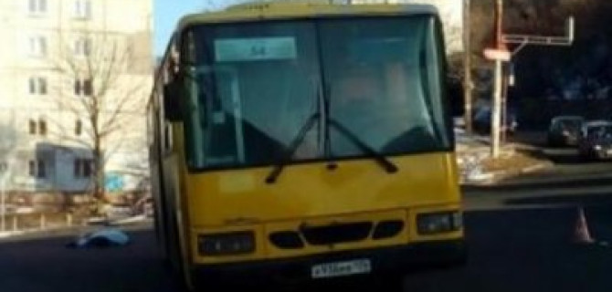 Автобус насмерть сбил женщину во Владивостоке