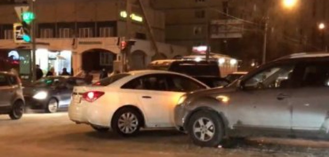 В Петербурге из-за гололёда случилось ДТП с участием сразу нескольких машин