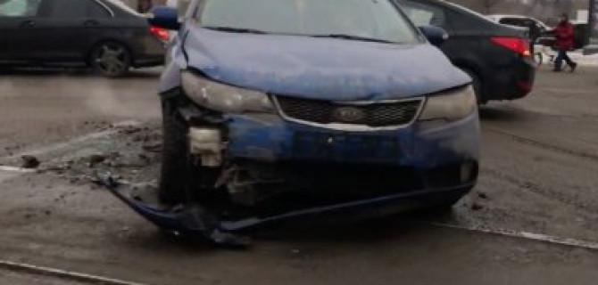 В Петербурге Kia Cerato  и Volkswagen Polo столкнулись на перекрестке