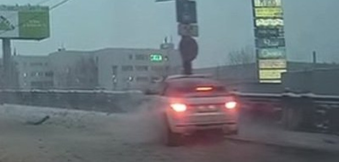 В Москве девушка на Range Rover врезалась в столб