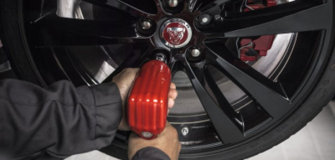 В «АВИЛОН» Jaguar время новогодних праздников продолжается!