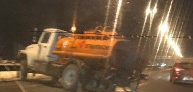 На КАД под Петербургом бензовоз потерял колеса и врезался в ограждение