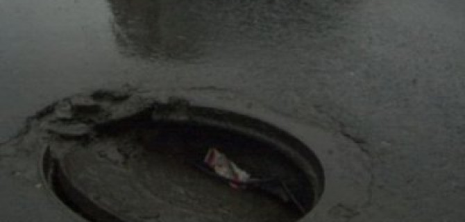 В Екатеринбурге водитель, провалившийся в люк на дороге, отсудил у города 130 тысяч рублей