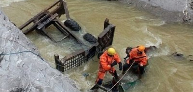 В Адыгее грузовик после ДТП упал в каньон реки – двое погибших