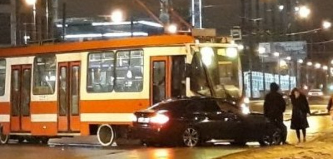 В Петербурге столкнулись BMW и трамвай