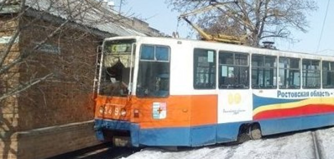 В Таганроге трамвай сошел с рельсов и протаранил дом
