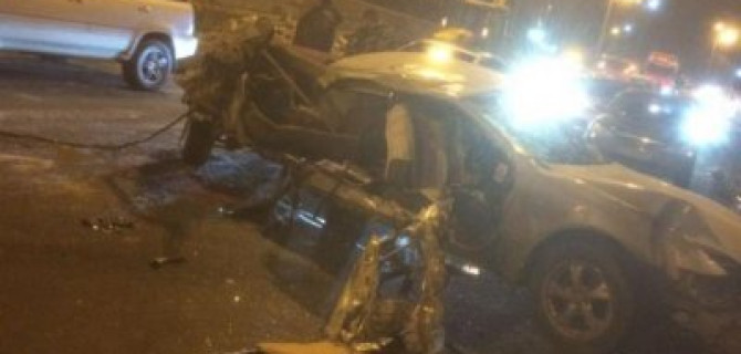 Toyota Chaser  врезался в трактор во Владивостоке – погиб пассажир