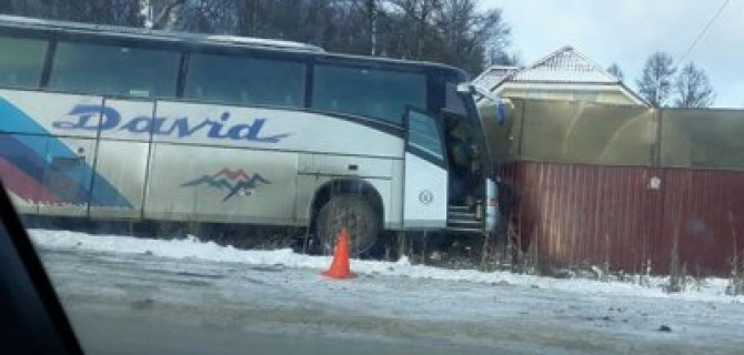 В Ленобласти водитель автобуса умер за рулем и врезался в забор