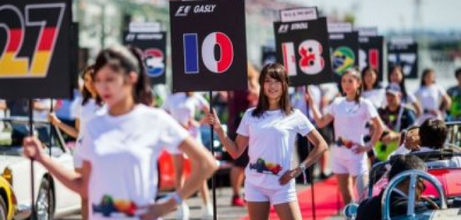 Красивые девушки теперь неуместны на гонках "Формулы-1"