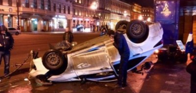 На Невском проспекте в Петербурге Hyundai вылетел на тротуар и перевернулся