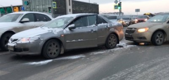 В Петербурге на Планерной улице столкнулись два легковых автомобиля