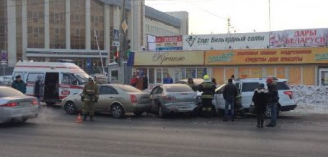 Женщина на иномарке протаранила пять автомобилей в Омске