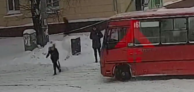 В Ярославле маршрутка  сбила девушку