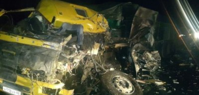 В Крыму в ДТП с двумя фурами погибли оба водителя