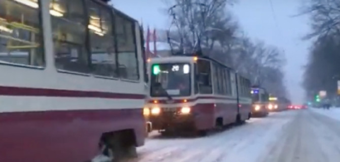 В Петербурге из-за ДТП на рельсах образовалась большая пробка из трамваев