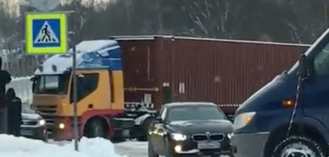 В Петербурге фура в результате ДТП перегородила проезд по всей улице