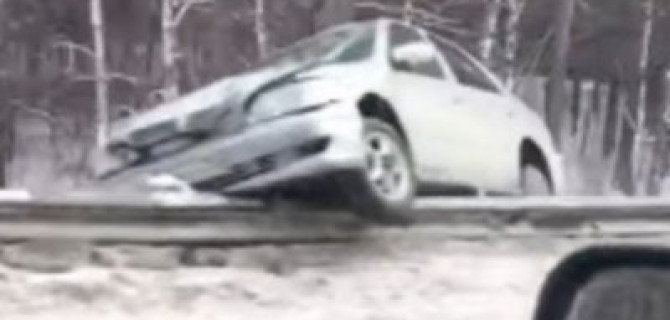 Женщина-водитель иномарки пострадала в ДТП с грузовиком в Барнауле