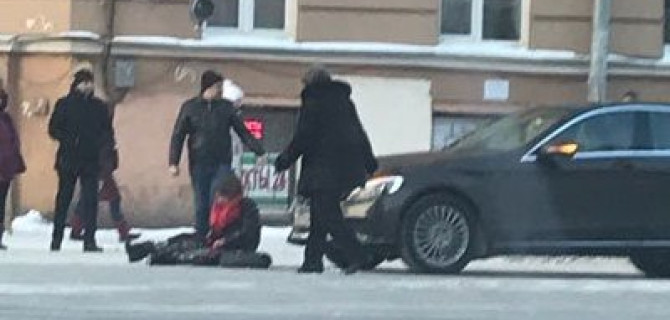 В Петербурге автоледи за рулем Mercedes сбила пенсионерку и скрылась