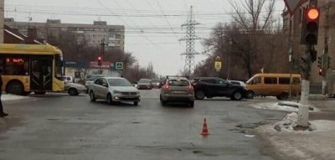 В Волгограде на переходе иномарка насмерть сбила женщину