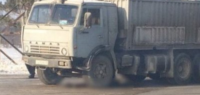 В Барнауле КамАЗ насмерть сбил мужчину