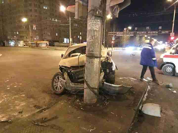 Два человека пострадали в ночном ДТП в Екатеринбурге (2)