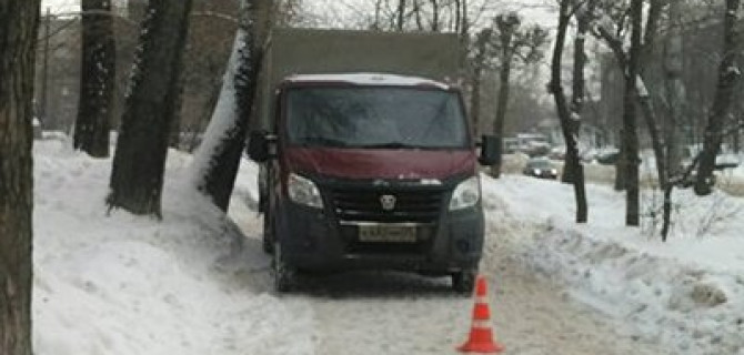 В Череповце «Газель» сбила женщину на тротуаре