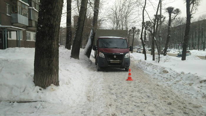 В Череповце «Газель» сбила женщину на тротуаре (2)