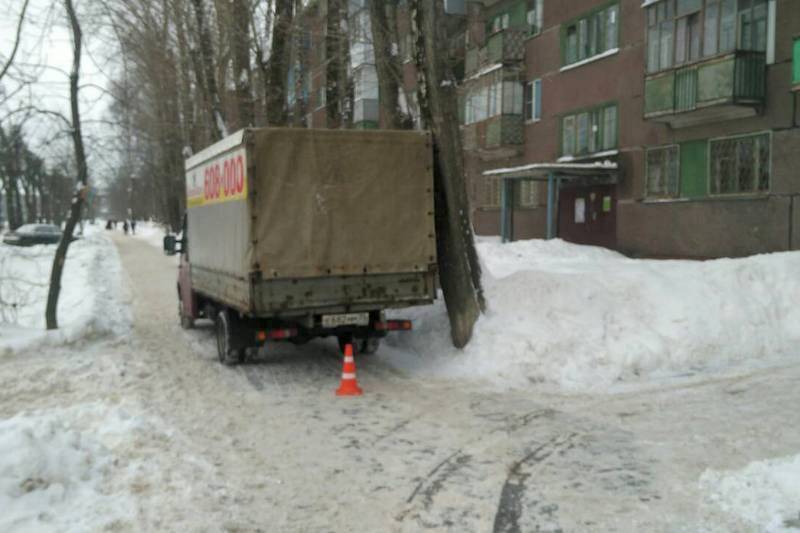 В Череповце «Газель» сбила женщину на тротуаре (1)